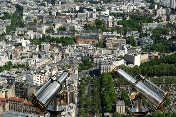 Telescope viewer and city skyline at daytime. Paris, France — Stock Photo, Image