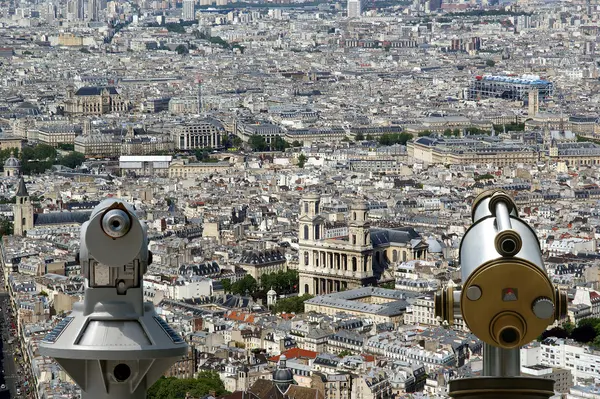 Teleskopbetrachter und Stadtsilhouette bei Tag. Paris, Frankreich — Stockfoto