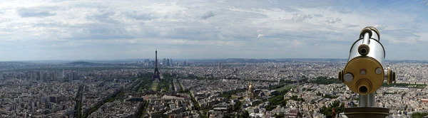 Visionneuse de télescope et horizon de la ville pendant la journée. Paris, France — Photo