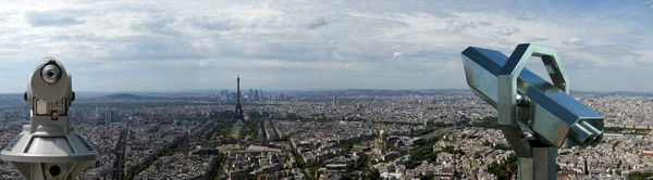 Visionneuse de télescope et horizon de la ville pendant la journée. Paris, France — Photo