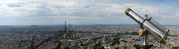 Telescópio espectador e horizonte da cidade durante o dia. Paris, França — Fotografia de Stock