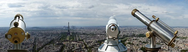 Telescoop viewer en stad skyline overdag. Paris, Frankrijk — Stockfoto