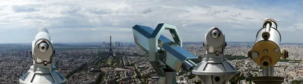 Visionneuse de télescope et horizon de la ville pendant la journée. Paris, France — Photo