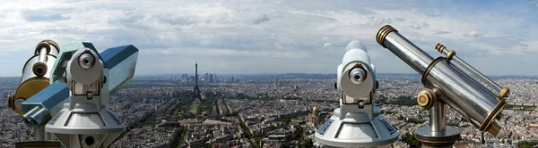 Visionneuse de télescope et horizon de la ville pendant la journée. Paris, France — Photo