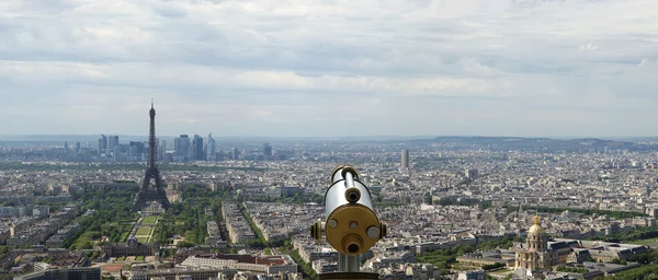 Telescope viewer and city skyline at daytime. Paris, France — Stock Photo, Image