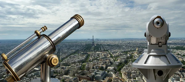 Teleskop viewer och stadens silhuett på dagtid. Paris, Frankrike — Stockfoto