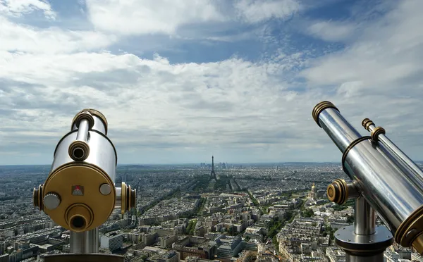 Gündüz, teleskop görüntüleyici ve şehir manzarası. Paris, Fransa