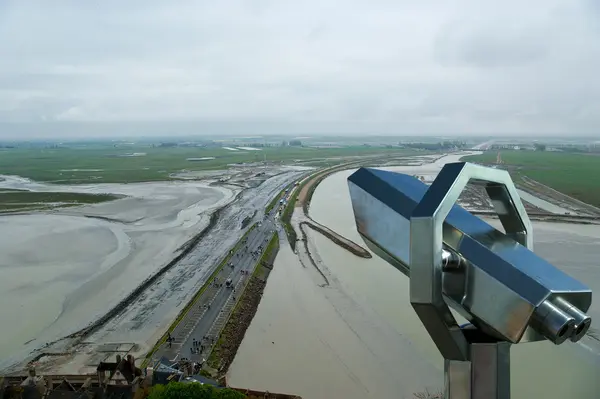 Teleskop-Betrachter und Blick vom mont saint-michel, normandie, franz — Stockfoto