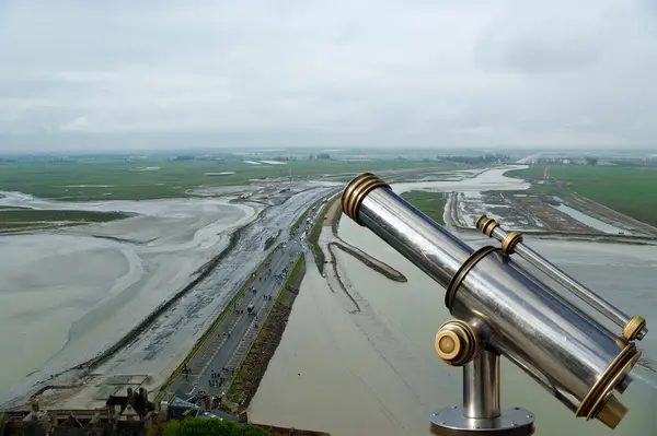 Teleskop-Betrachter und Blick vom mont saint-michel, normandie, franz — Stockfoto