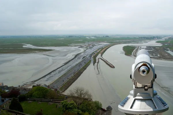 Görüntüleyici teleskop ve mont saint-michel, normandy, Fransa görüntüleyin — Stok fotoğraf