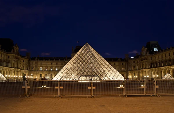 El Palacio del Louvre y la Pirámide, Francia —  Fotos de Stock