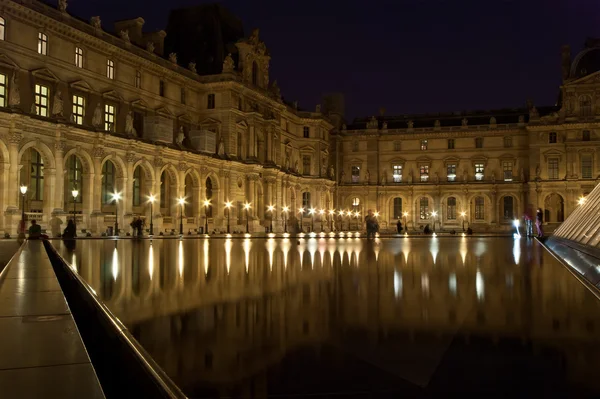 El Palacio del Louvre y la Pirámide, Francia — Foto de Stock