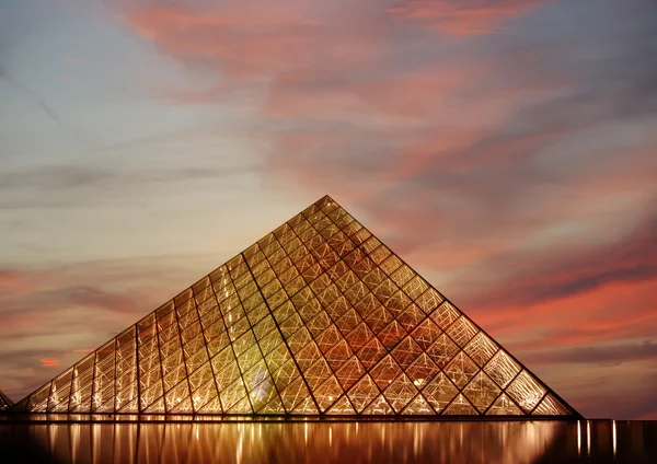 Der Louvre-Palast und die Pyramide,, Frankreich — Stockfoto