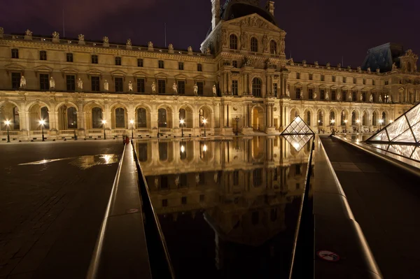 El Palacio del Louvre y la Pirámide, Francia — Foto de Stock
