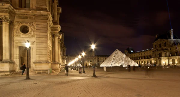 ルーブル宮殿と、ピラミッド、フランス — ストック写真
