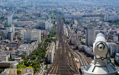 Gündüz, teleskop görüntüleyici ve şehir manzarası. Paris, Fransa.