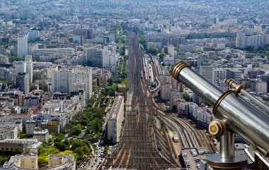 Gündüz, teleskop görüntüleyici ve şehir manzarası. Paris, Fransa.