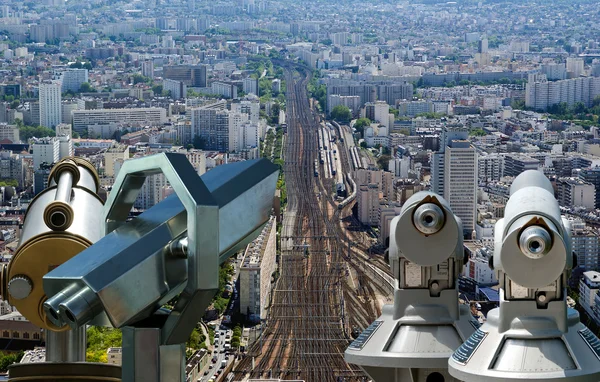 Telescópio espectador e horizonte da cidade durante o dia. Paris, França . — Fotografia de Stock