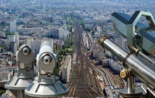 Távcső viewer és a city skyline, a nappali. Paris, Franciaország. — Stock Fotó