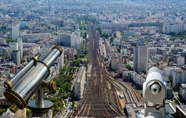 Зритель телескопа и городской горизонт днем. Париж, Франция . — стоковое фото