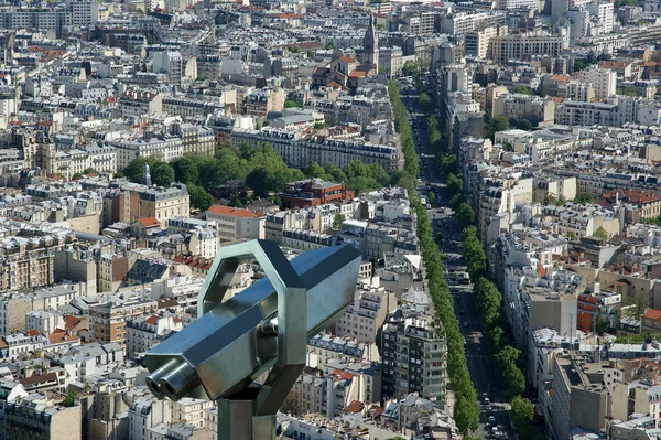 Visionneuse de télescope et horizon de la ville pendant la journée. Paris, France . — Photo