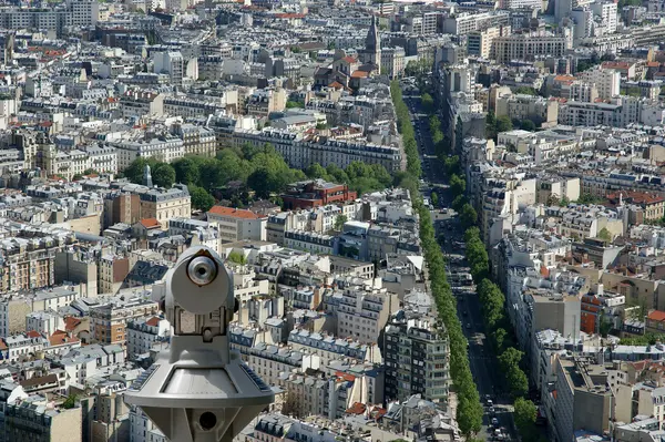 Visor del telescopio y horizonte de la ciudad durante el día. París, Francia . — Foto de Stock