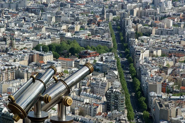 昼間で望遠鏡のビューアーと街のスカイライン。パリ、フランス. — ストック写真