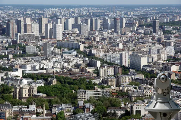 Teleskop widza i miasta skyline w ciągu dnia. Paris, Francja. — Zdjęcie stockowe