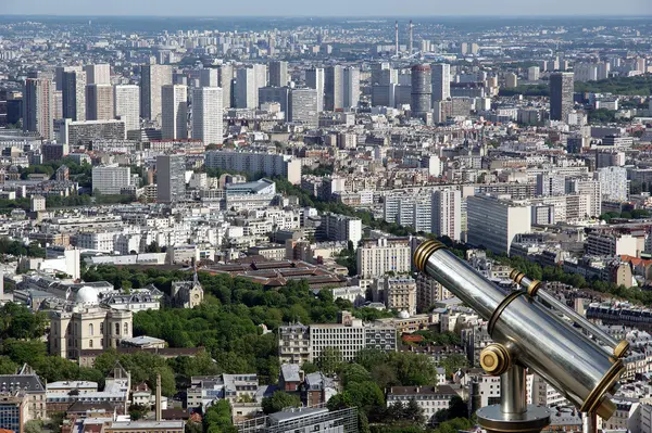 Teleskop widza i miasta skyline w ciągu dnia. Paris, Francja. — Zdjęcie stockowe