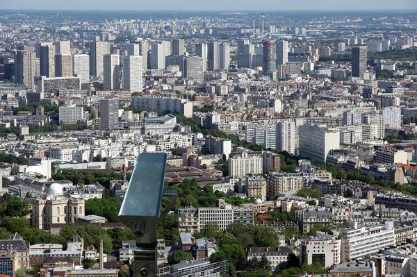 Telescópio espectador e horizonte da cidade durante o dia. Paris, França . — Fotografia de Stock