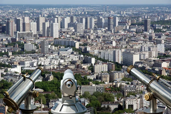 Telescópio espectador e horizonte da cidade durante o dia. Paris, França . — Fotografia de Stock