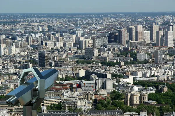 Telescoop viewer en stad skyline overdag. Paris, Frankrijk. — Stockfoto