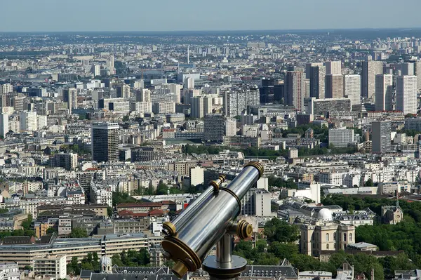 Telescópio espectador e horizonte da cidade durante o dia. Paris, França . — Fotografia de Stock