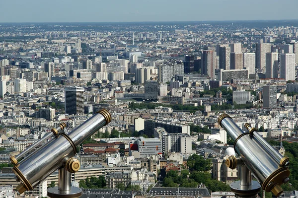 Teleskopbetrachter und Stadtsilhouette bei Tag. Paris, Frankreich. — Stockfoto