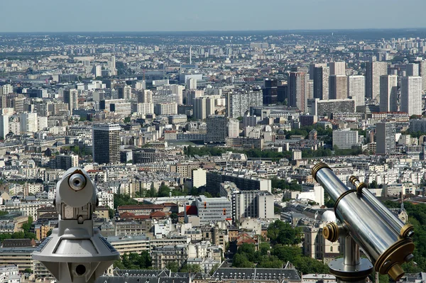 昼間で望遠鏡のビューアーと街のスカイライン。パリ、フランス. — ストック写真