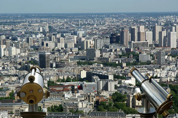 Teleskopbetrachter und Stadtsilhouette bei Tag. Paris, Frankreich. — Stockfoto