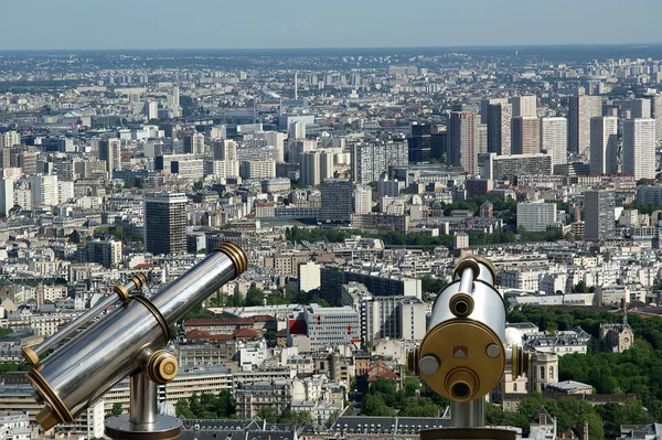 Teleskopbetrachter und Stadtsilhouette bei Tag. Paris, Frankreich. — Stockfoto