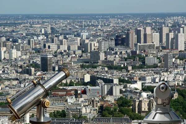 昼間で望遠鏡のビューアーと街のスカイライン。パリ、フランス. — ストック写真