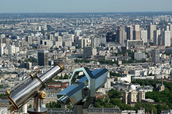 Teleskop viewer och stadens silhuett på dagtid. Paris, Frankrike. — Stockfoto