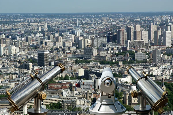 Telescópio espectador e horizonte da cidade durante o dia. Paris, França . — Fotografia de Stock