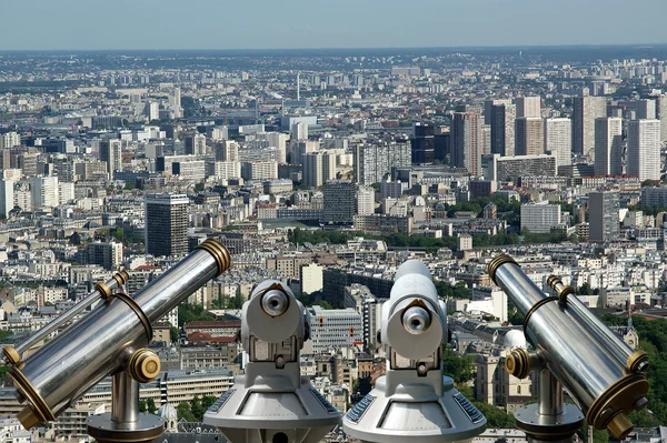 Telescópio espectador e horizonte da cidade durante o dia. Paris, França . — Fotografia de Stock