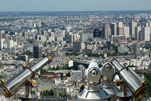 Visionneuse de télescope et horizon de la ville pendant la journée. Paris, France . — Photo