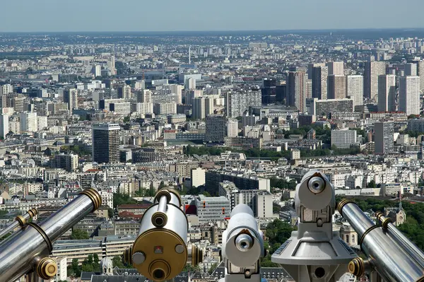 Teleskop viewer och stadens silhuett på dagtid. Paris, Frankrike. — Stockfoto