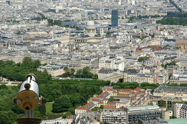 Teleskopbetrachter und Stadtsilhouette bei Tag. Paris, Frankreich. — Stockfoto