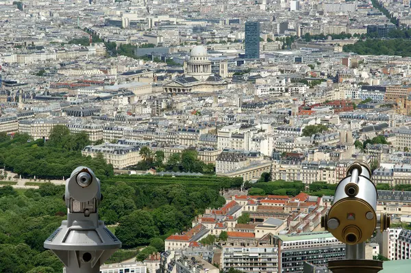 Telescópio espectador e horizonte da cidade durante o dia. Paris, França . — Fotografia de Stock