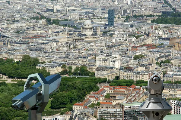 Visionneuse de télescope et horizon de la ville pendant la journée. Paris, France . — Photo