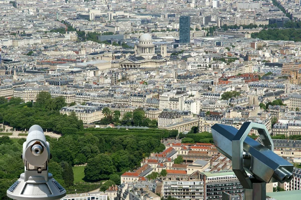 Telescoop viewer en stad skyline overdag. Paris, Frankrijk. — Stockfoto