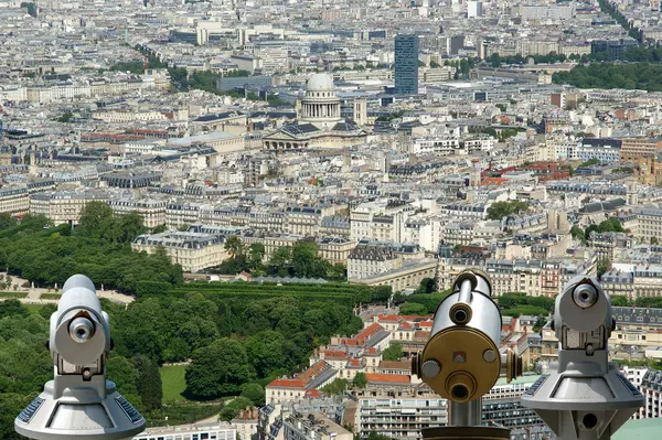 Távcső viewer és a city skyline, a nappali. Paris, Franciaország. — Stock Fotó