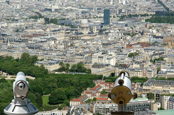 Visionneuse de télescope et horizon de la ville pendant la journée. Paris, France . — Photo