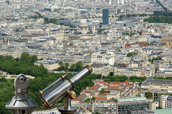 Teleskopbetrachter und Stadtsilhouette bei Tag. Paris, Frankreich. — Stockfoto